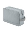 BAG BASE RECYCLED ESSENTIALS WASH BAG Tasche personalisierbar