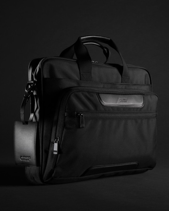 SWISS PEAK Swiss Peak AWARE™ RPET Voyager 15.6" Laptop-Tasche Tasche personalisierbar