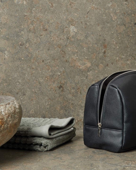 VINGA VINGA Bermond Kulturtasche aus RCS recyceltem PU Tasche personalisierbar