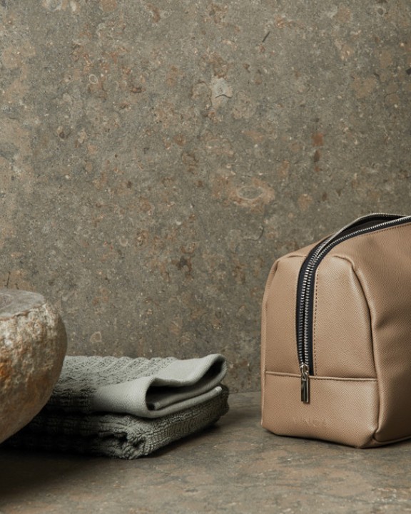 VINGA VINGA Bermond Kulturtasche aus RCS recyceltem PU Tasche personalisierbar